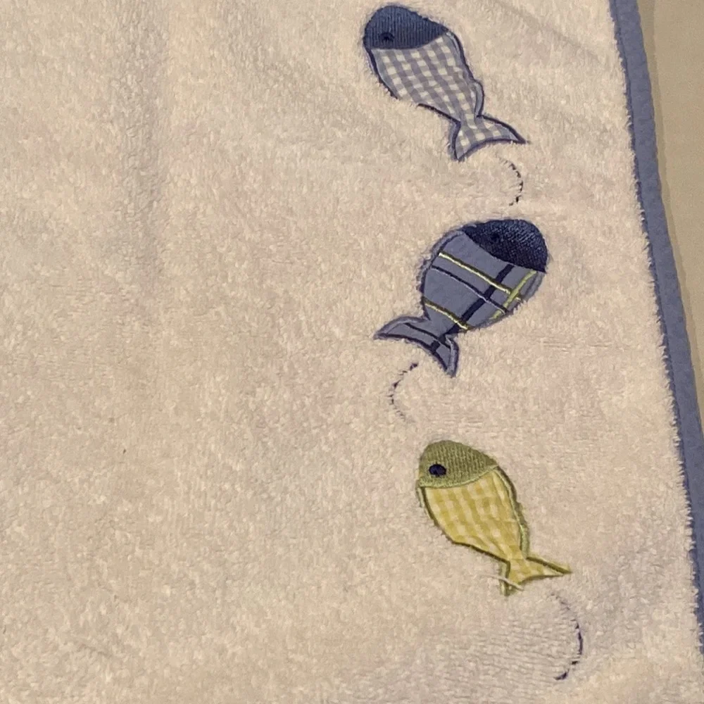 EUC Fascinate by Ozer Fishes Embroidered Towel 18 x 28 100% Cotton